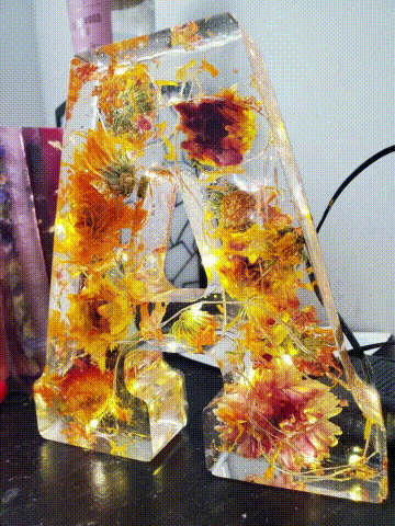 Floral Resin Night Light™ – Henkilökohtainen LED-kirjainvalo aidoilla kuivatuilla kukilla