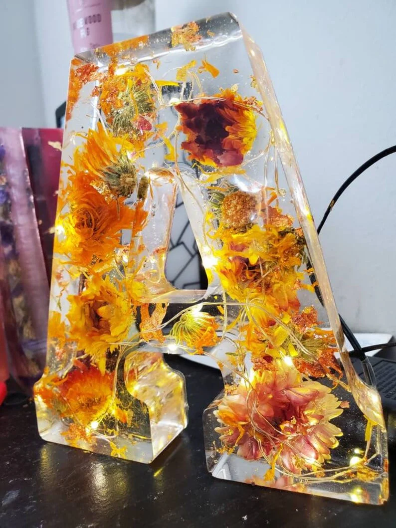 Floral Resin Night Light™ – Henkilökohtainen LED-kirjainvalo aidoilla kuivatuilla kukilla