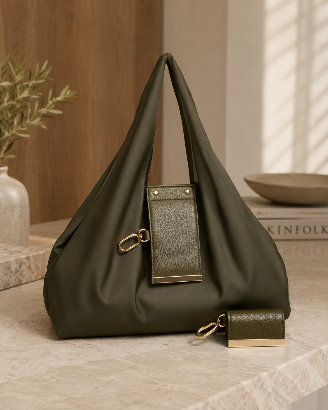Chelsea Fold -laukku ja charm-koriste