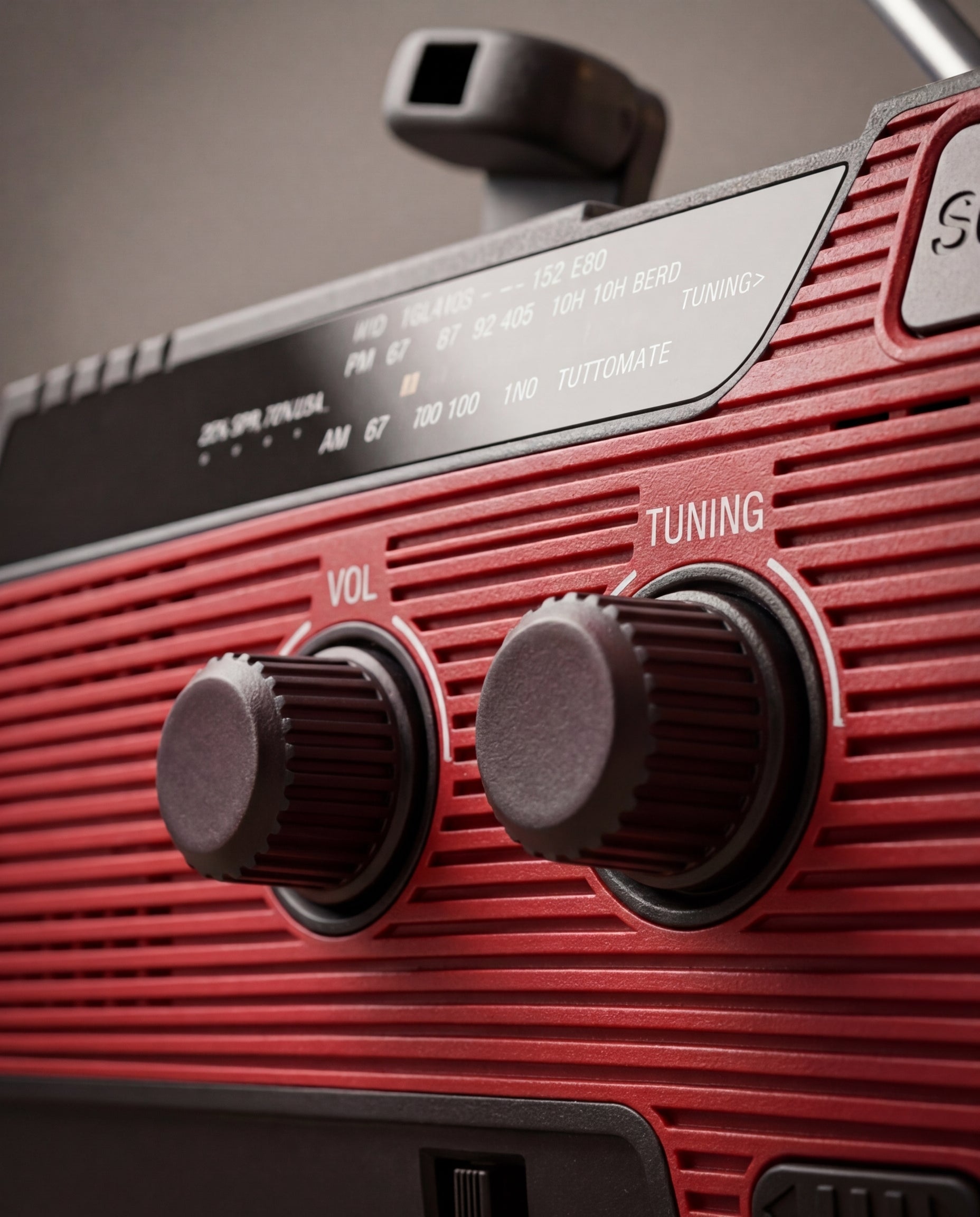 Aurinkovoimalla toimiva hätäradio | 5 virtalähdettä