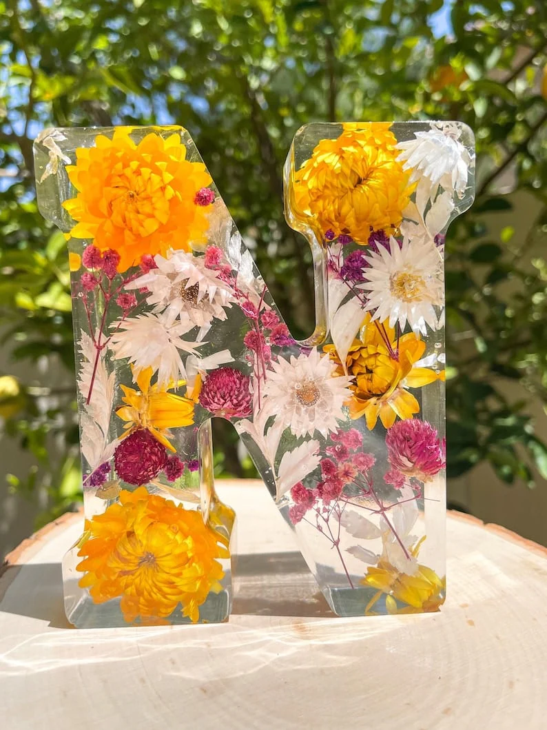Floral Resin Night Light™ – Henkilökohtainen LED-kirjainvalo aidoilla kuivatuilla kukilla