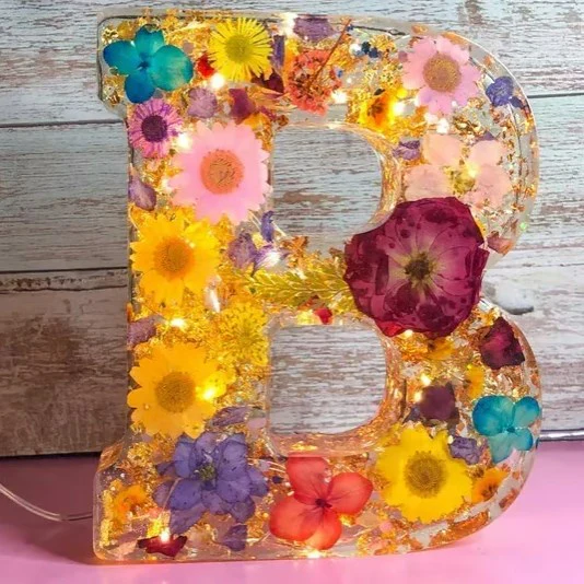 Floral Resin Night Light™ – Henkilökohtainen LED-kirjainvalo aidoilla kuivatuilla kukilla