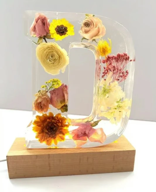 Floral Resin Night Light™ – Henkilökohtainen LED-kirjainvalo aidoilla kuivatuilla kukilla