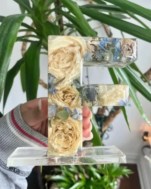 Floral Resin Night Light™ – Henkilökohtainen LED-kirjainvalo aidoilla kuivatuilla kukilla