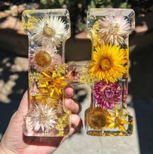 Floral Resin Night Light™ – Henkilökohtainen LED-kirjainvalo aidoilla kuivatuilla kukilla