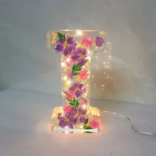 Floral Resin Night Light™ – Henkilökohtainen LED-kirjainvalo aidoilla kuivatuilla kukilla