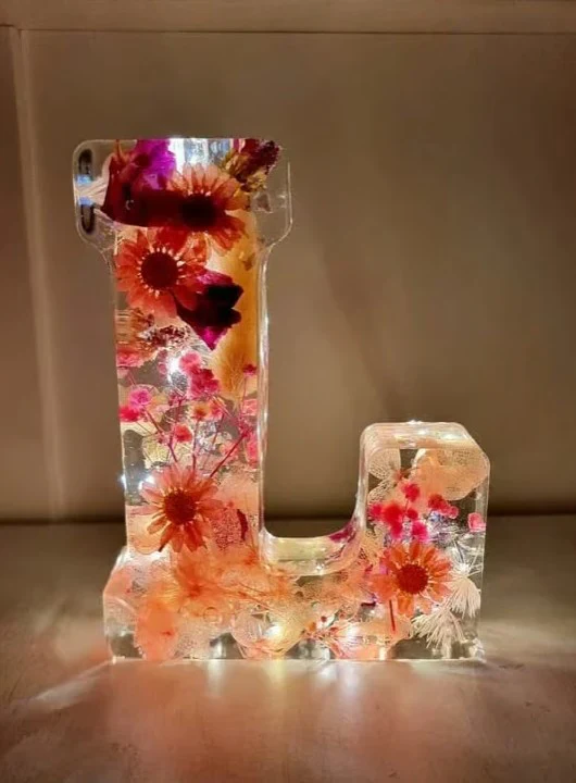 Floral Resin Night Light™ – Henkilökohtainen LED-kirjainvalo aidoilla kuivatuilla kukilla