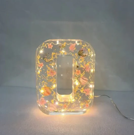 Floral Resin Night Light™ – Henkilökohtainen LED-kirjainvalo aidoilla kuivatuilla kukilla