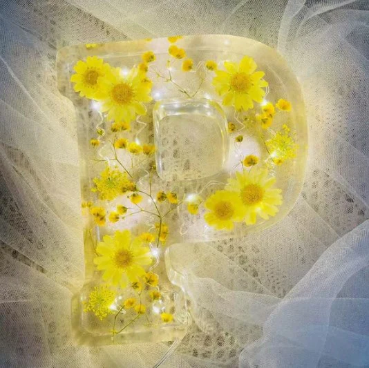 Floral Resin Night Light™ – Henkilökohtainen LED-kirjainvalo aidoilla kuivatuilla kukilla