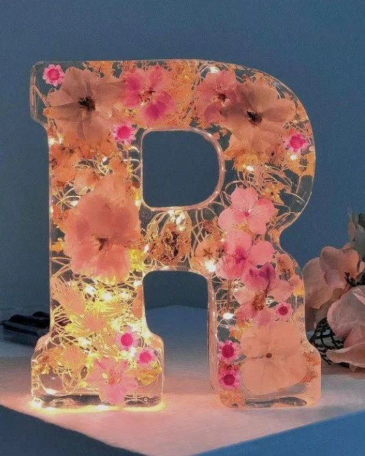 Floral Resin Night Light™ – Henkilökohtainen LED-kirjainvalo aidoilla kuivatuilla kukilla