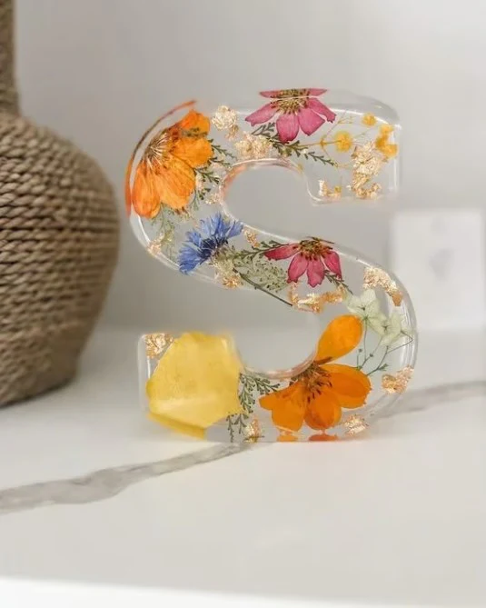 Floral Resin Night Light™ – Henkilökohtainen LED-kirjainvalo aidoilla kuivatuilla kukilla