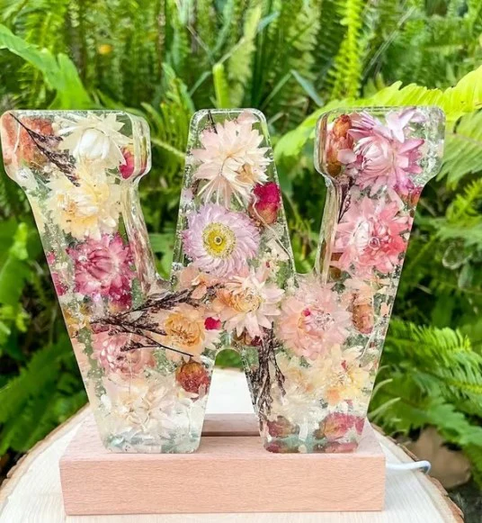 Floral Resin Night Light™ – Henkilökohtainen LED-kirjainvalo aidoilla kuivatuilla kukilla