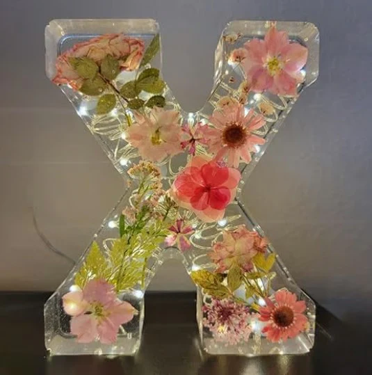 Floral Resin Night Light™ – Henkilökohtainen LED-kirjainvalo aidoilla kuivatuilla kukilla