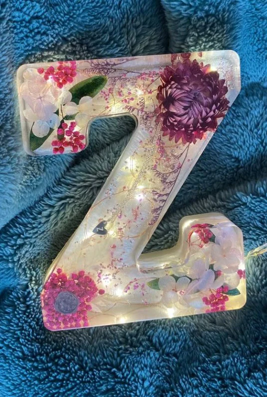 Floral Resin Night Light™ – Henkilökohtainen LED-kirjainvalo aidoilla kuivatuilla kukilla