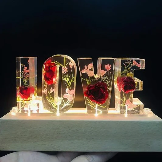 Floral Resin Night Light™ – Henkilökohtainen LED-kirjainvalo aidoilla kuivatuilla kukilla