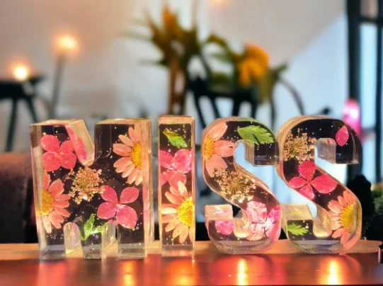 Floral Resin Night Light™ – Henkilökohtainen LED-kirjainvalo aidoilla kuivatuilla kukilla
