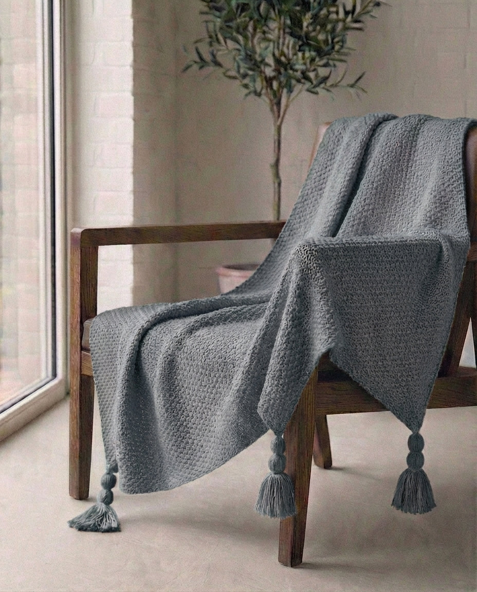 Villainen neulehuopa tupsuin | Nordic Warmth