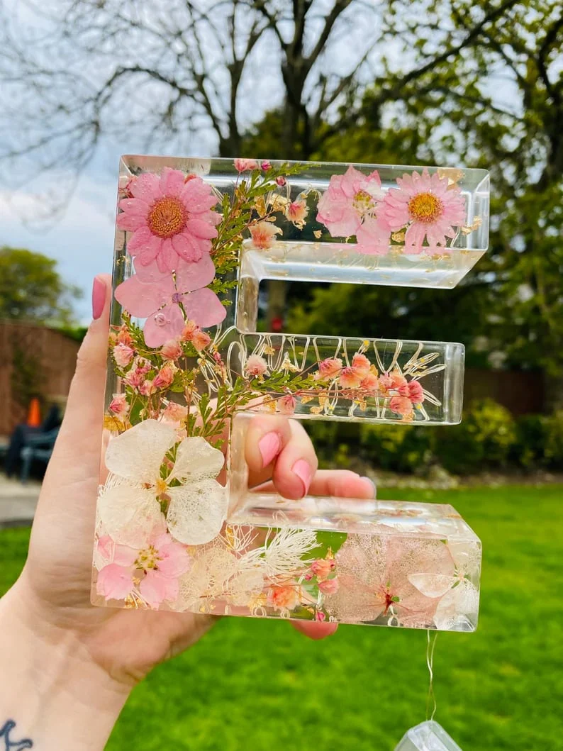 Floral Resin Night Light™ – Henkilökohtainen LED-kirjainvalo aidoilla kuivatuilla kukilla